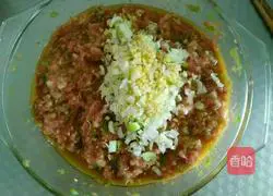 Illustration of how to make mutton dumpling stuffing 4