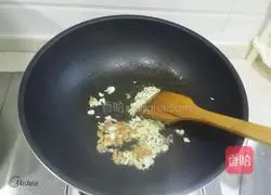 Illustration of how to make pork wontons 14