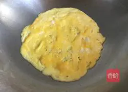 Illustration of how to make seaweed, egg and shrimp wontons 2