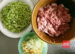 Illustration of how to make pork and celery dumplings 2