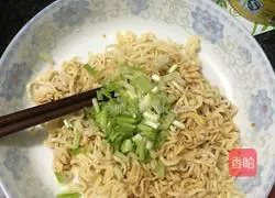 Mix with scallion oil Illustration of making noodles 4