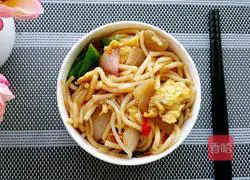 Illustration of how to make Erjiezi vegetarian fried noodles 12