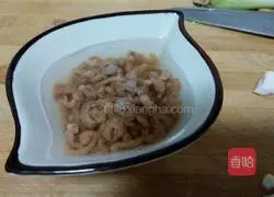 Illustration of how to make onion oil noodles 1