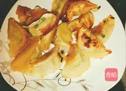 Water Illustration of how to make pan-fried wild rice dumplings and fresh meat dumplings 15