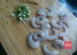 Illustration of how to make fried rice with fresh shrimps, ham and special eggs 4