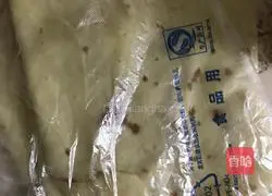 Illustration of how to make lazy green pepper fried meat roll flatbread 11