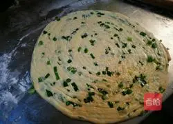 Illustration of how to make scallion pancake 7