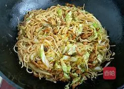 Illustration of how to make fried noodles with shredded pork and cabbage 6