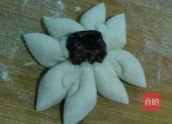 Illustration of how to make flower steamed buns 9