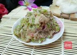 Illustration of how to make pork and cabbage dumpling stuffing 21