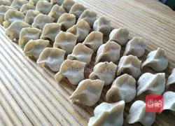 Illustration of how to make pork and fennel stuffed dumplings 6