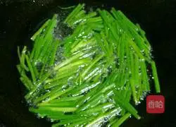 Illustration of how to make noodles with scallion oil 3