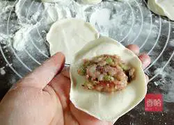 Illustration of how to make celery and fresh meat dumplings 7