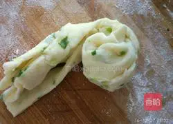 Illustration of how to make scallion pancakes 9