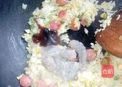 Illustration of how to make prawn fried rice 6