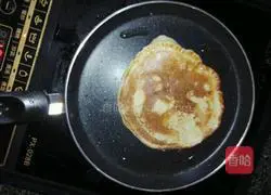 Illustration of how to make banana egg pancake 9