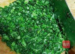 Illustration of how to make wonton stuffing with vegetables and fresh meat 10