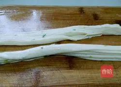 Illustration of how to make scallion pancakes 7