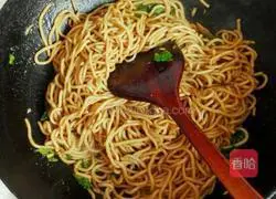 Illustration of how to make vegetarian fried noodles 6