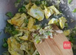 Illustration of how to make vegetable and egg fried rice 4