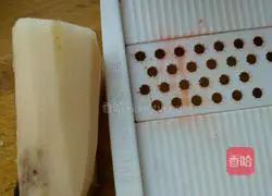 Illustration of how to make colorful lotus root meat pie 8