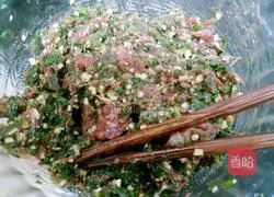 Illustration of how to make wild boar and shepherd's purse wontons 5