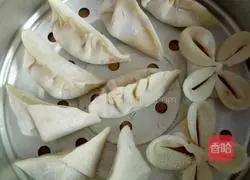 Illustration of how to make carotene stuffed dumplings 3