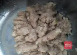 Illustration of how to make fresh meat wontons 3