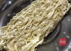  Illustration of how to make fried noodles with carrot and meat floss 1