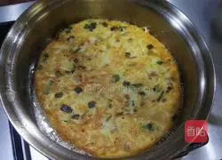 Illustration of how to make shredded potato, meat and egg pancakes 5