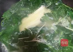 Illustration of how to make spinach, egg and shrimp noodles 8