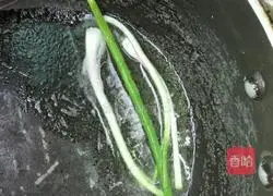 Illustration of how to make noodles with sesame sauce and scallion oil 5