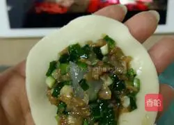 Illustration of how to make three fresh dumplings 4