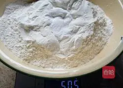 Illustration of how to make pork and lotus root stuffed buns 1