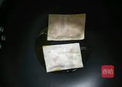 Illustration of how to make wonton and preserved egg patties 7