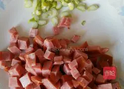 Illustration of how to make cowpea, ham and egg fried rice 2