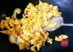 Illustration of how to make three-color egg fried rice 4