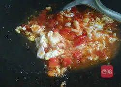 Illustration of how to make tomato and egg fried rice 6