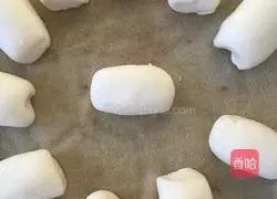 Illustration of how to make gold and silver condensed milk steamed buns 2