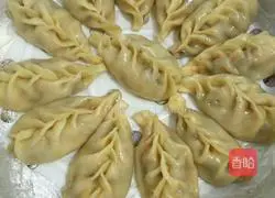 Illustration of how to make cabbage and pork dumplings (wheat dumpling making method) 13