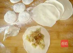 Illustration of how to make dumplings stuffed with pork, shrimp and cabbage 7