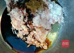 Illustration of how to make lotus root and pork dumpling stuffing 4