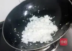 Illustration of how to make fried rice with cooked wood ears and eggs 4