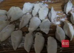 Illustration of how to make three fresh dumplings 7