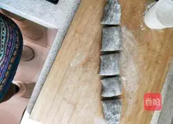 Illustration of how to make steamed buns with black rice noodles and mung bean paste 3