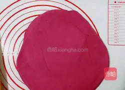 Illustration of how to make beetroot and rose steamed buns 3