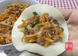 Illustration of how to make pork and pumpkin dumplings 11