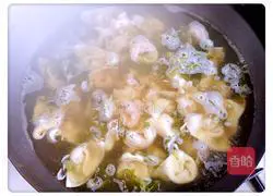 Illustration of how to make three fresh wontons 4