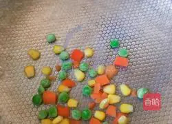 Illustration of how to make three diced shrimp and egg pancakes 2