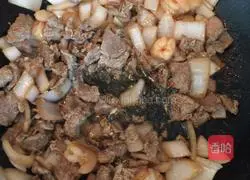 Illustration of how to make shrimp and beef fried rice 5